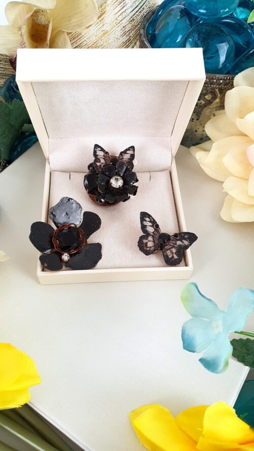 Trio de broches flor e borboleta esmaltada