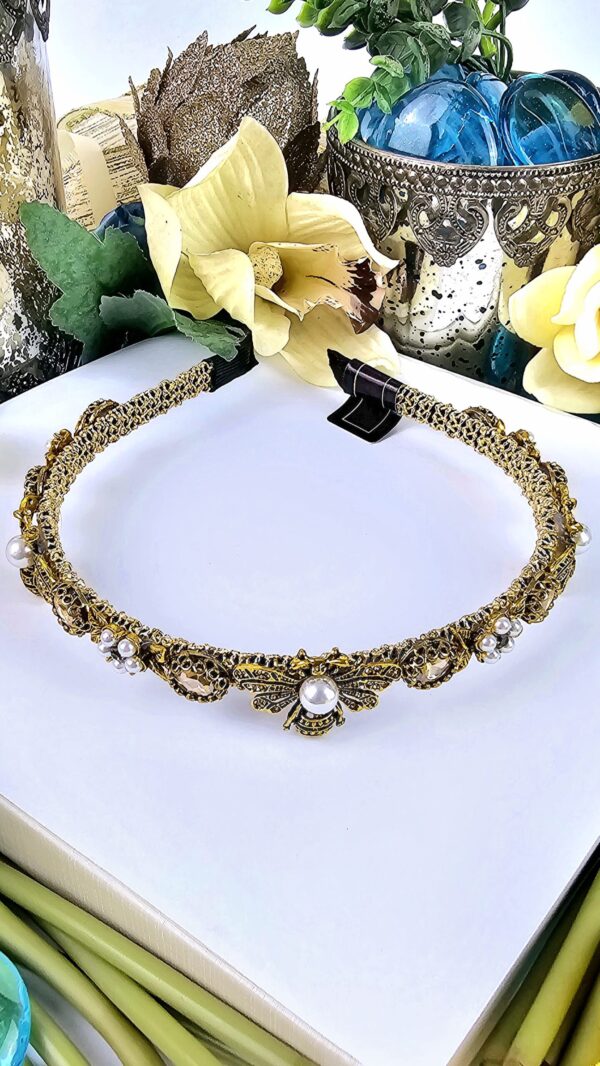 Tiara no banho gold com detalhes em formato abelha