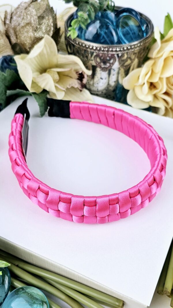Tiara no tecido cetim na cor rosa